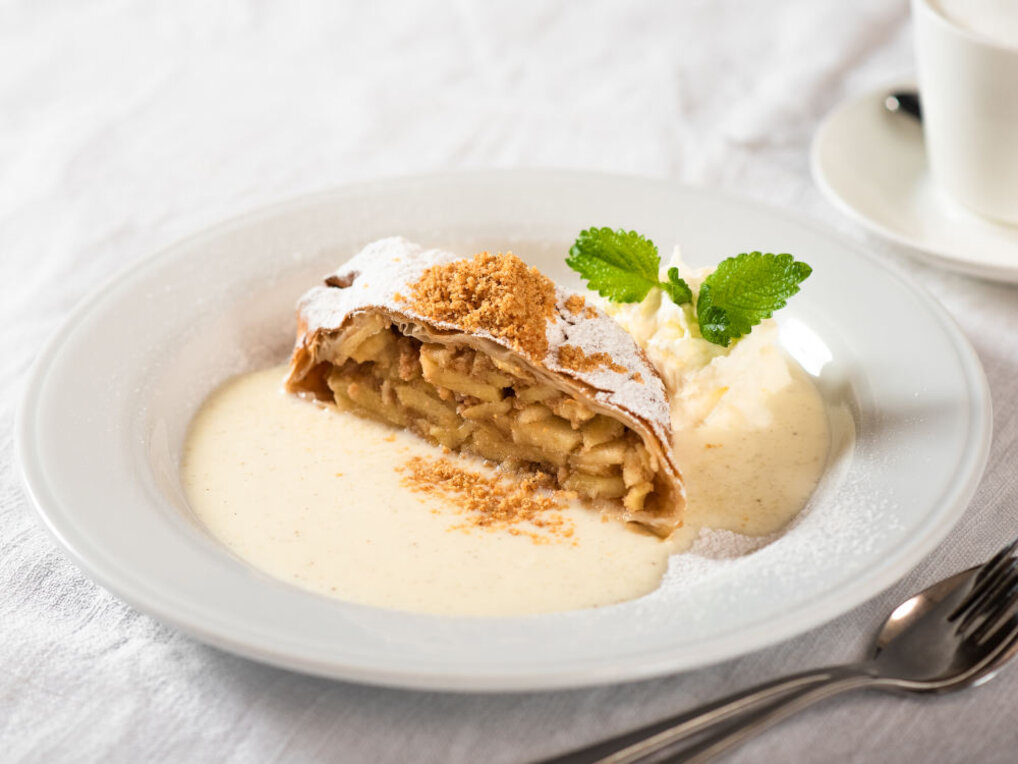 Apfelstrudel mit Vanilleeis oder Vanillesauce und Schlagobers