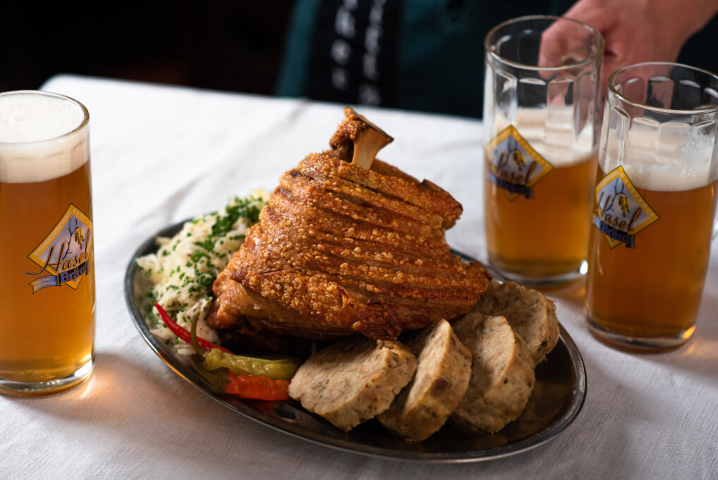 Knusprige Stelze mit Haselbräu Bier